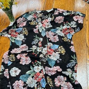 5/$25🦋 Try!This black floral print kimono coverup.  Size Medium.
